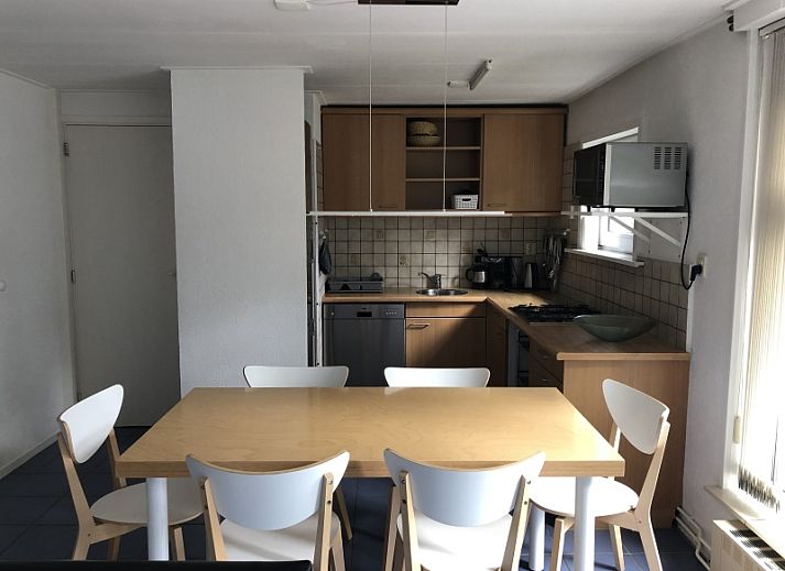 Bungalow Oud Vredelust 85 in De Koog, Texel with sunny conservatory and green surroundings.