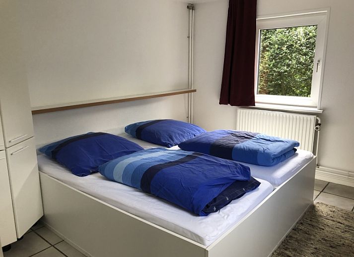 Bungalow Oud Vredelust 85 in De Koog, Texel with sunny conservatory and green surroundings.