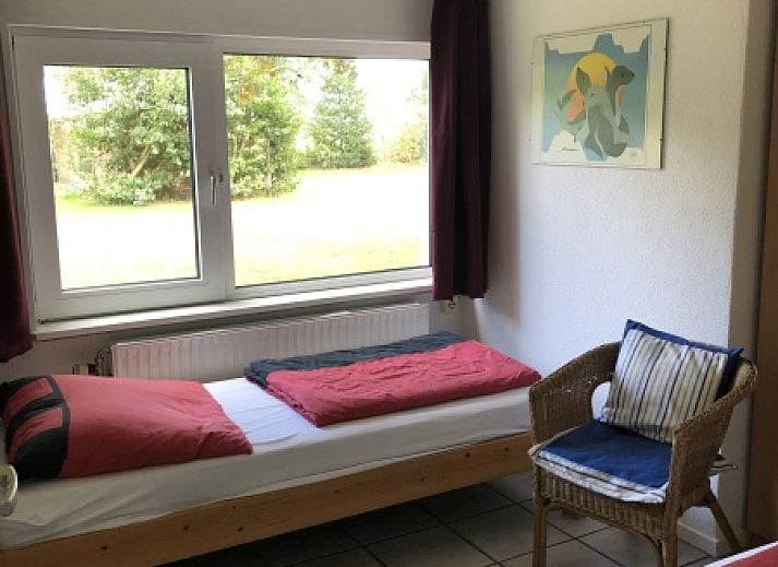 Entrance to Bungalow Oud Vredelust 85 in De Koog, Texel, surrounded by nature.