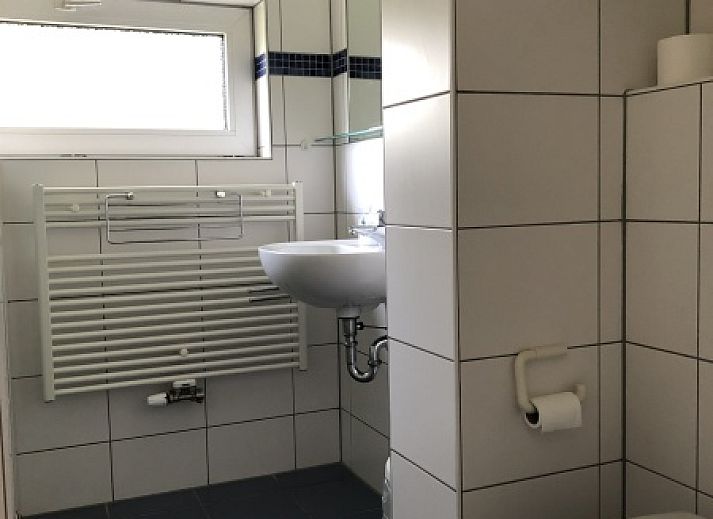 Entrance to Bungalow Oud Vredelust 85 in De Koog, Texel, surrounded by nature.