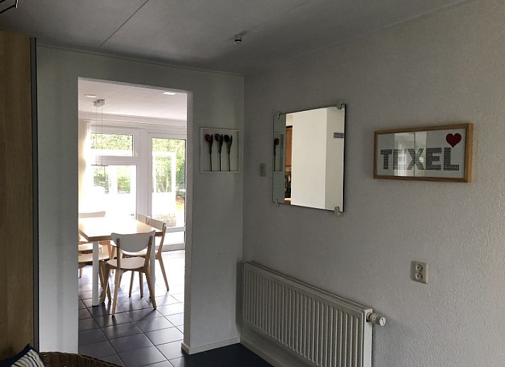 Entrance to Bungalow Oud Vredelust 85 in De Koog, Texel, surrounded by nature.