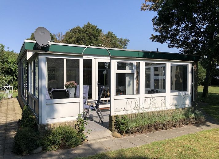 Entrance to Bungalow Oud Vredelust 85 in De Koog, Texel, surrounded by nature.