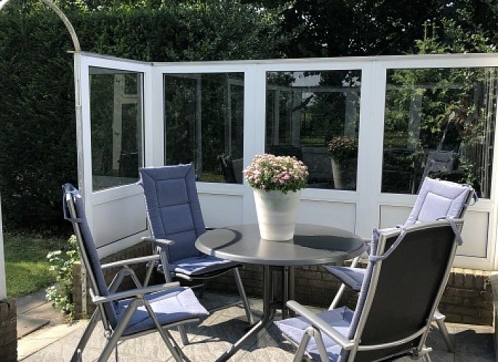 Entrance to Bungalow Oud Vredelust 85 in De Koog, Texel, surrounded by nature.