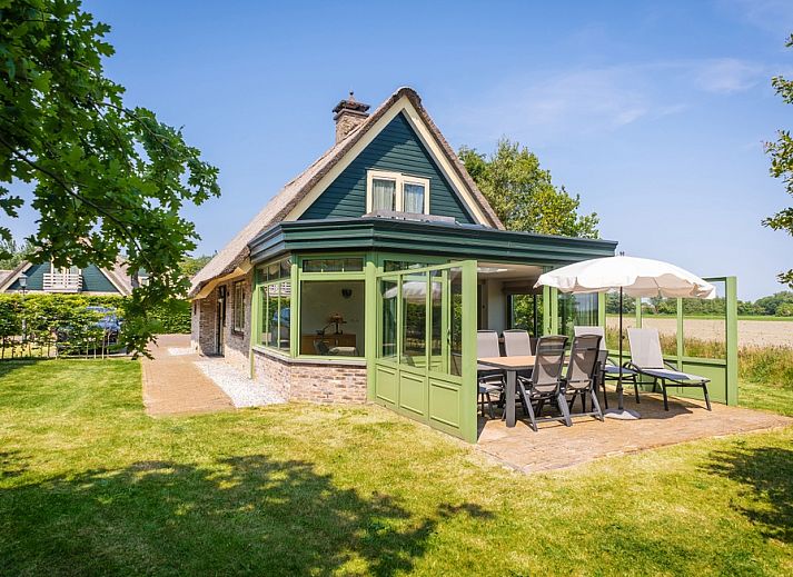 Villa mit Wintergarten in De Koog, Texel, mit sonniger Terrasse und Garten, ideales Ferienhaus auf den Watteninseln.