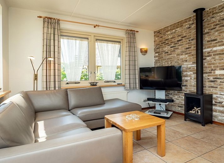 Villa mit Wintergarten in De Koog, Texel, mit sonniger Terrasse und Garten, ideales Ferienhaus auf den Watteninseln.