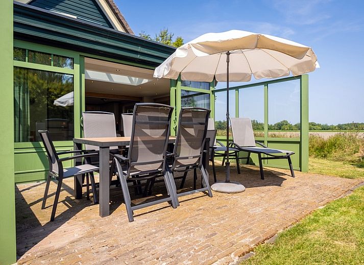 Villa mit Wintergarten in De Koog, Texel, mit sonniger Terrasse und Garten, ideales Ferienhaus auf den Watteninseln.