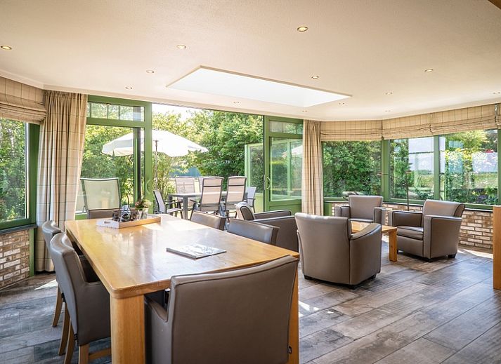 Villa mit Wintergarten in De Koog, Texel, mit sonniger Terrasse und Garten, ideales Ferienhaus auf den Watteninseln.