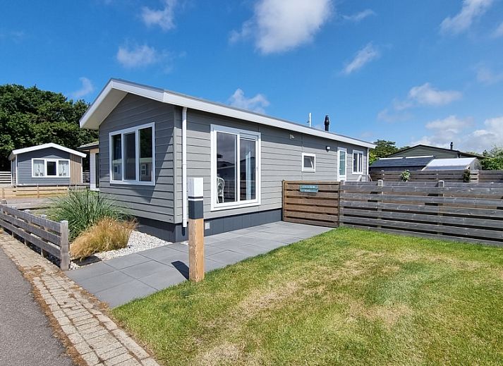 Chaletpark Bregkoog - Chalet Bregkoog 82 in De Koog, Texel offers an inviting terrace overlooking the green surroundings.