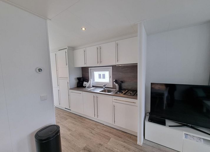 Chaletpark Bregkoog - Chalet Bregkoog 82 in De Koog, Texel offers an inviting terrace overlooking the green surroundings.