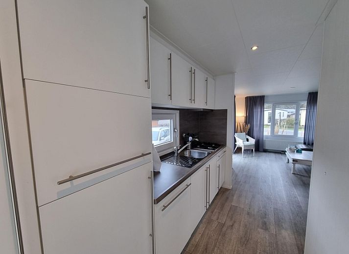 Chaletpark Bregkoog - Chalet Bregkoog 82 in De Koog, Texel offers an inviting terrace overlooking the green surroundings.