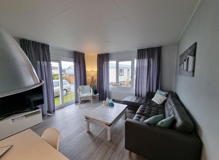 Chaletpark Bregkoog - Chalet Bregkoog 82 in De Koog, Texel offers an inviting terrace overlooking the green surroundings.