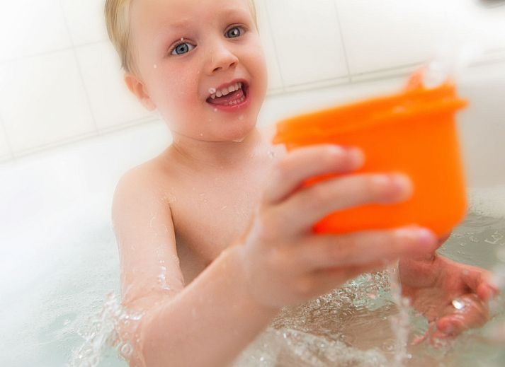 Villa 7 vacation home in De Koog Texel with spacious garden and terrace under a blue sky.