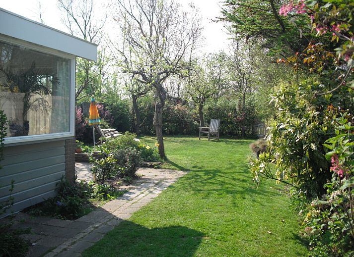 Geniessen Sie den sonnigen Garten des Ferienhauses Plevierstraat 21 in De Koog, Texel.