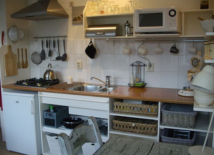 Vollstaendig ausgestattete Kueche im Ferienhaus Plevierstraat 21, De Koog, Texel.