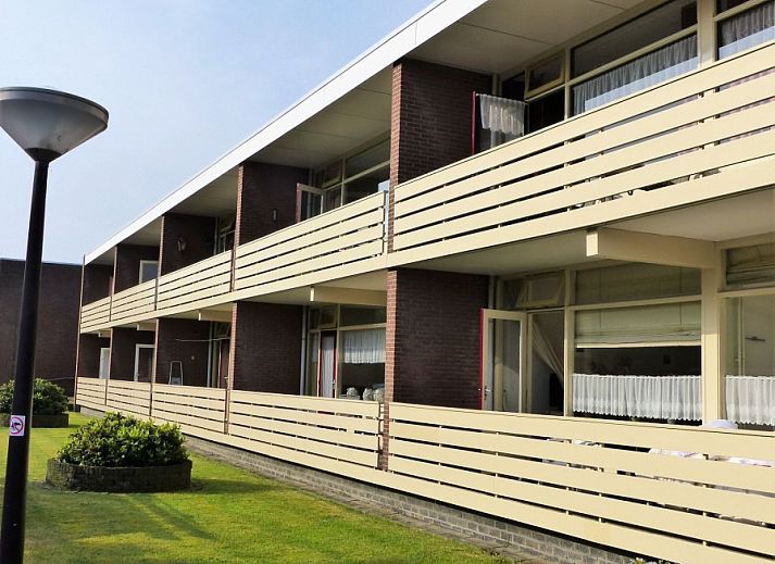 't Kerckeland - Apartment Kerckeland 86, De Koog, Texel: modern exterior of the vacation home with spacious balconies and green surroundings.