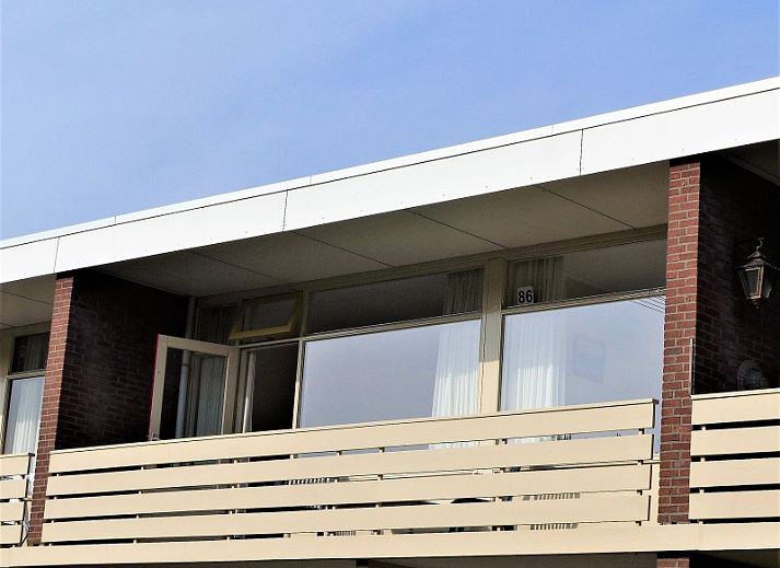 't Kerckeland - Apartment Kerckeland 86, De Koog, Texel: modern exterior of the vacation home with spacious balconies and green surroundings.