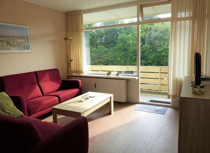 't Kerckeland - Apartment Kerckeland 86, De Koog, Texel: modern exterior of the vacation home with spacious balconies and green surroundings.