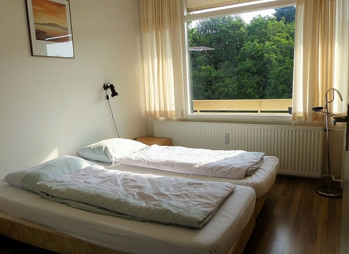 't Kerckeland - Apartment Kerckeland 86, De Koog, Texel: modern exterior of the vacation home with spacious balconies and green surroundings.