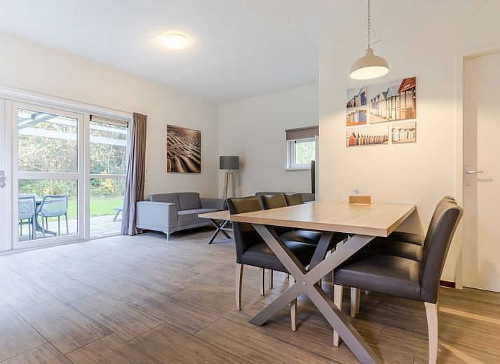 Gemuetliches Schlafzimmer im Bungalow Schilpbanck 4, De Koog, Texel, mit bequemen Betten und erholsamer Einrichtung auf den Watteninseln.