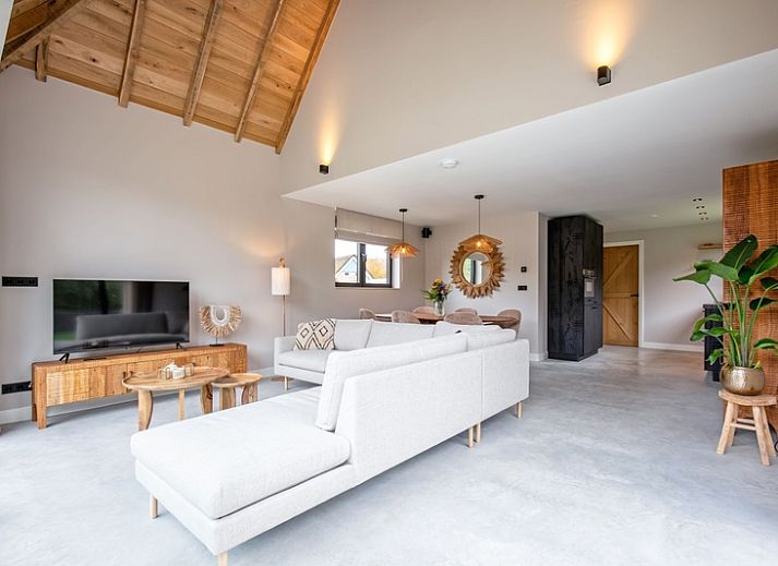 Villa Jolie thatched cottage in De Koog, Texel, Wadden Islands, with a spacious terrace and green garden.