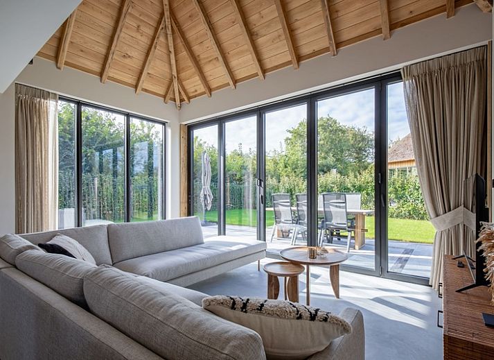 Villa Jolie thatched cottage in De Koog, Texel, Wadden Islands, with a spacious terrace and green garden.