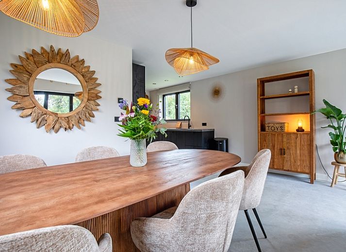 Villa Jolie thatched cottage in De Koog, Texel, Wadden Islands, with a spacious terrace and green garden.