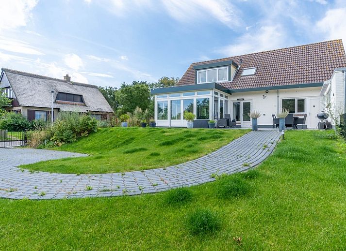 Ferienhaus Huis ter Duin in De Koog, Texel mit grosser Veranda und gruenem Garten.
