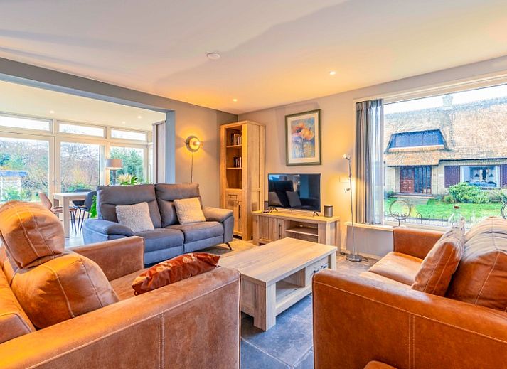 Ferienhaus Huis ter Duin in De Koog, Texel mit grosser Veranda und gruenem Garten.