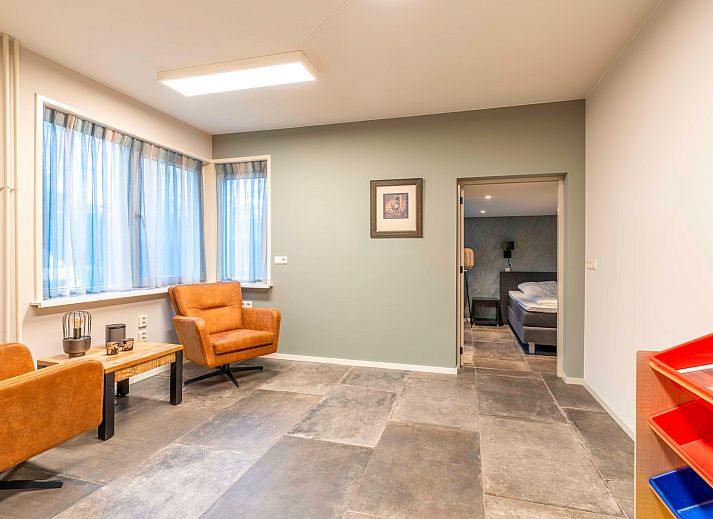 Gemuetliches Wohnzimmer im Huis ter Duin, Ferienhaus in De Koog, Texel mit bequemen Sofas.