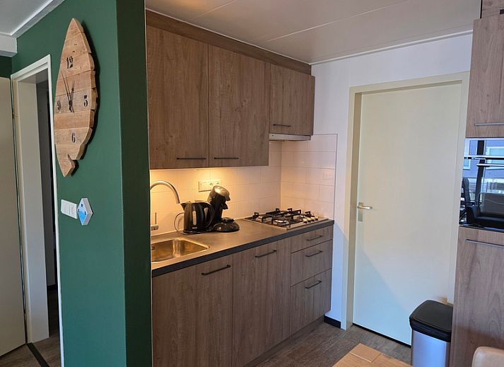 Gemuetlicher Innenbereich des Apartments Anna 218 auf Texel mit offener Kueche und Essbereich.