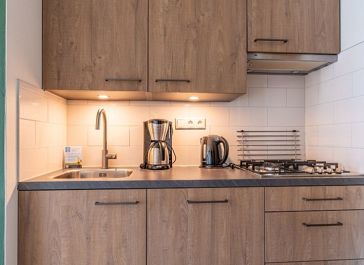 Gemuetlicher Innenbereich des Apartments Anna 218 auf Texel mit offener Kueche und Essbereich.