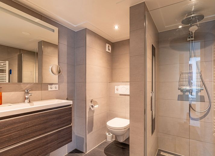 Gemuetlicher Innenbereich des Apartments Anna 218 auf Texel mit offener Kueche und Essbereich.