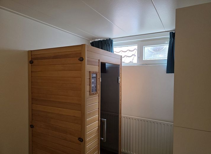 Moderne Sitzecke im Appartement Anna 218, De Koog, Texel mit Licht und Holzmoebeln.