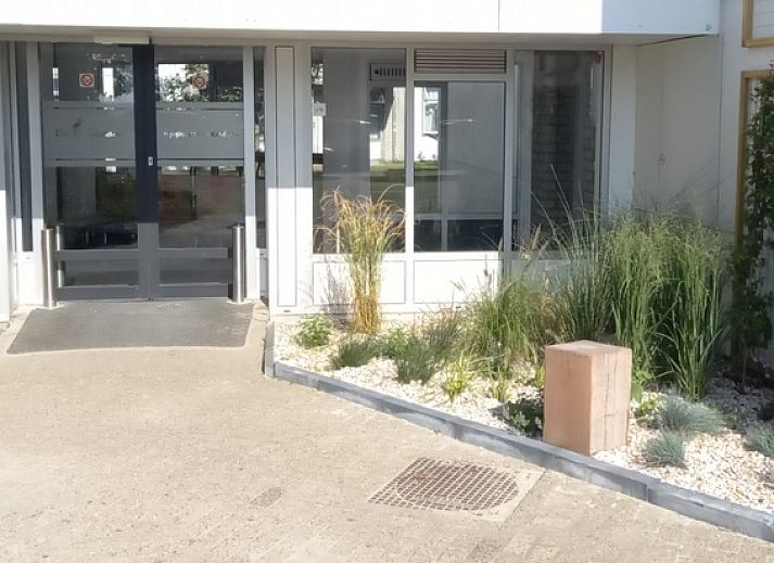 Gemuetliches Wohnzimmer in De Pelikaan Apartments, De Koog, Texel mit bequemen Sesseln und modernen Moebeln.