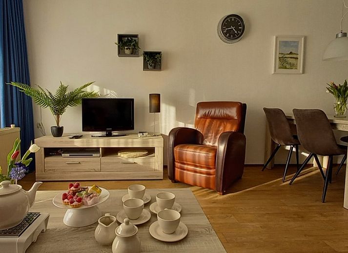 Gemuetliches Wohnzimmer in De Pelikaan Apartments, De Koog, Texel mit bequemen Sesseln und modernen Moebeln.