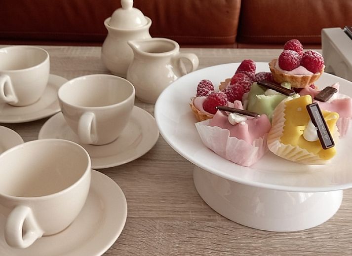 Gemuetliches Wohnzimmer in De Pelikaan Apartments, De Koog, Texel mit bequemen Sesseln und modernen Moebeln.