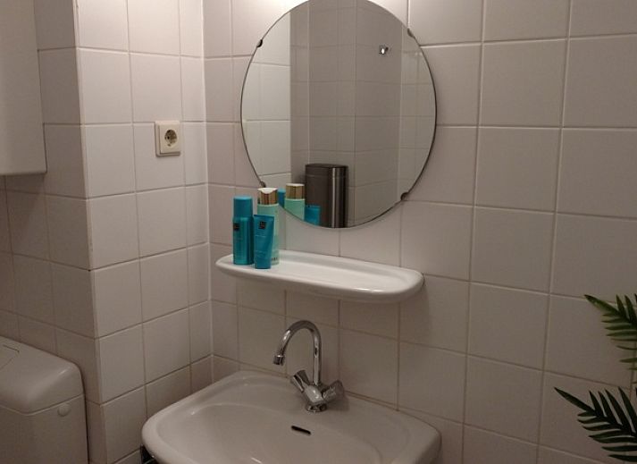 Helles und geraeumiges Wohnzimmer in De Pelikaan Apartments, De Koog, Texel mit stilvollen Moebeln und Dekorationen.