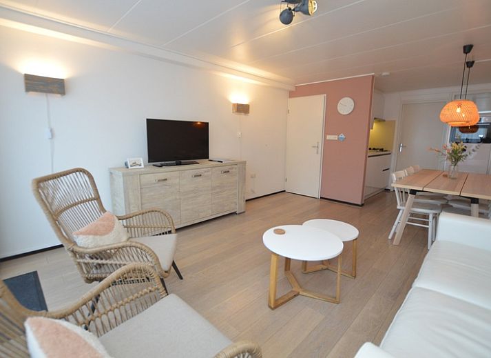 Apartments Anna - Sun in De Koog, Texel, offers a modern exterior with balcony and green surroundings on the Wadden Islands.