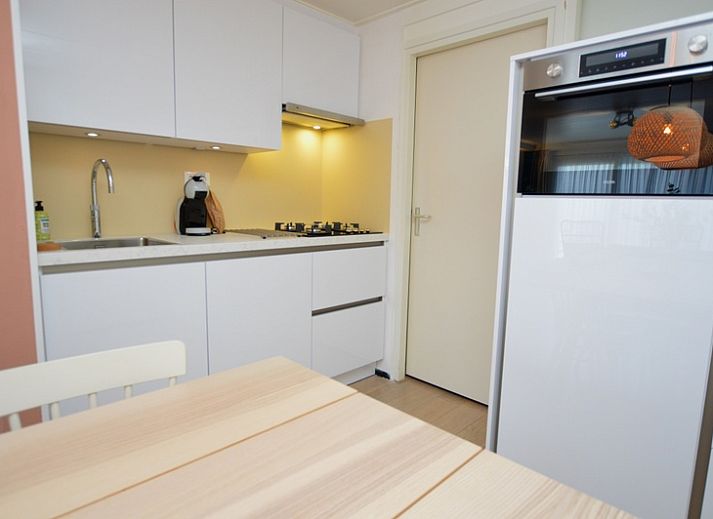 Cozy living room in Apartments Anna - Sun, De Koog, Texel, with comfortable seating area and lots of natural light.