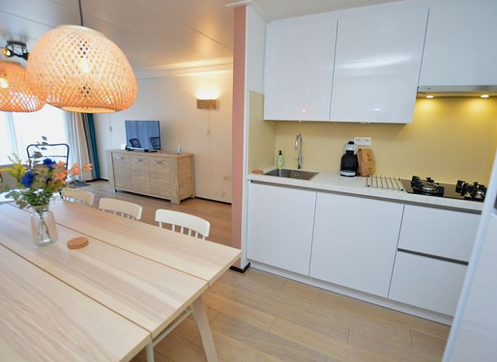 Cozy living room in Apartments Anna - Sun, De Koog, Texel, with comfortable seating area and lots of natural light.