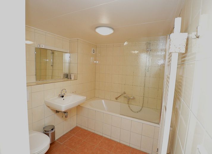 Dining room in Apartments Anna - Sun, De Koog, Texel, with spacious table and stylish decor for a relaxing stay.