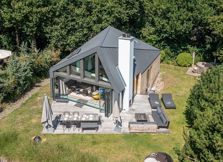 Relax on the terrace of Duynzoom Villa 5, a luxury vacation home in De Koog, Texel, surrounded by green nature.