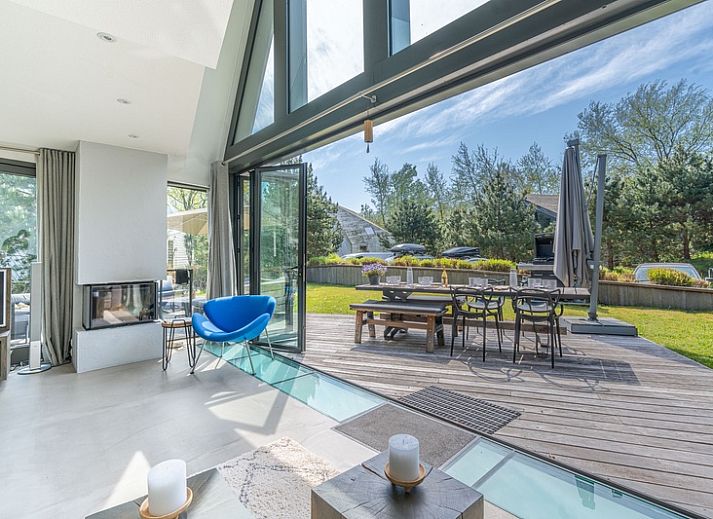 Relax on the terrace of Duynzoom Villa 5, a luxury vacation home in De Koog, Texel, surrounded by green nature.