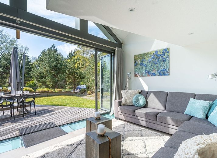 Enjoy the serene garden surrounding Duynzoom Villa 5, a vacation home in De Koog, Texel, perfect for a relaxing stay.