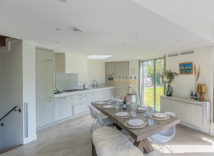 Enjoy the serene garden surrounding Duynzoom Villa 5, a vacation home in De Koog, Texel, perfect for a relaxing stay.