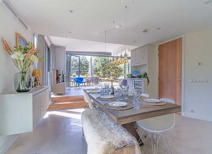 Enjoy the serene garden surrounding Duynzoom Villa 5, a vacation home in De Koog, Texel, perfect for a relaxing stay.