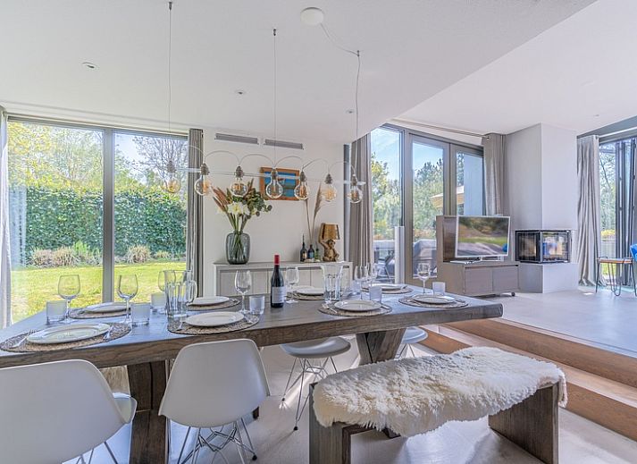 Enjoy the serene garden surrounding Duynzoom Villa 5, a vacation home in De Koog, Texel, perfect for a relaxing stay.