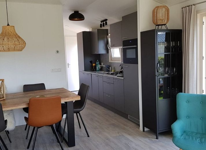 Chaletpark Bregkoog, De Koog, Texel: Modern chalet with green garden and wooden fence.