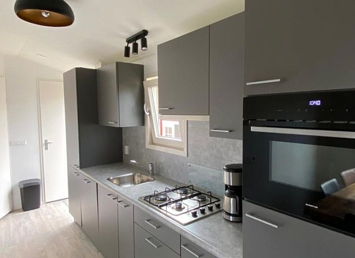 Vacation home Chalet Bregkoog 154 in De Koog, Texel, with spacious garden and terrace.