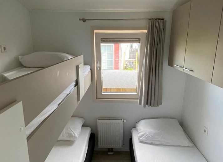 Vacation home Chalet Bregkoog 154 in De Koog, Texel, with spacious garden and terrace.